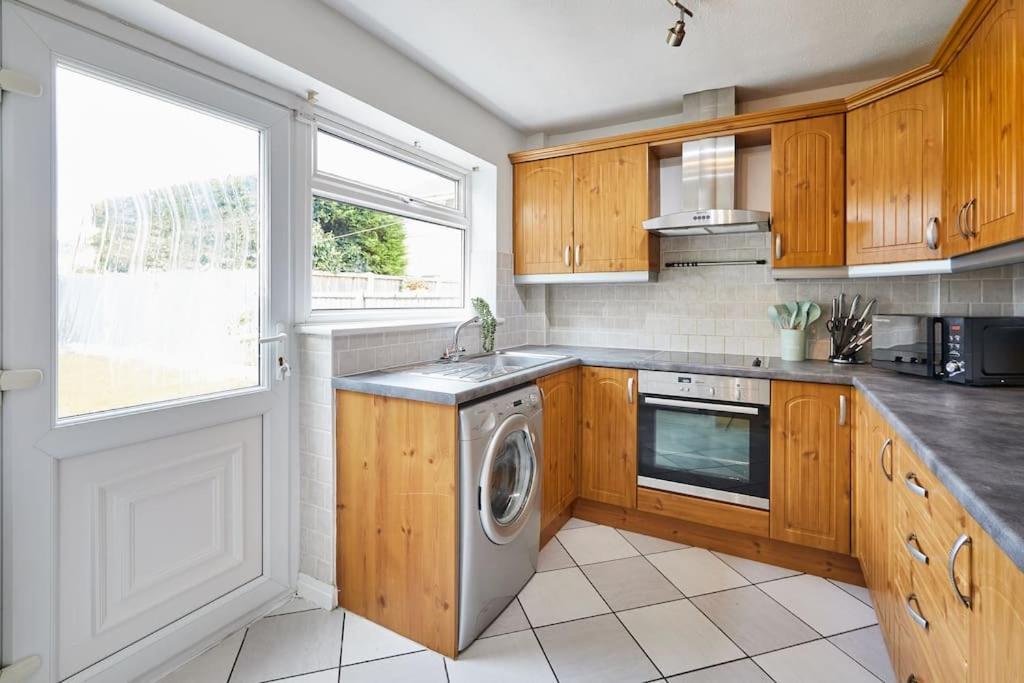 2km To Races! Sleeps 6 By Restfully Apartment *