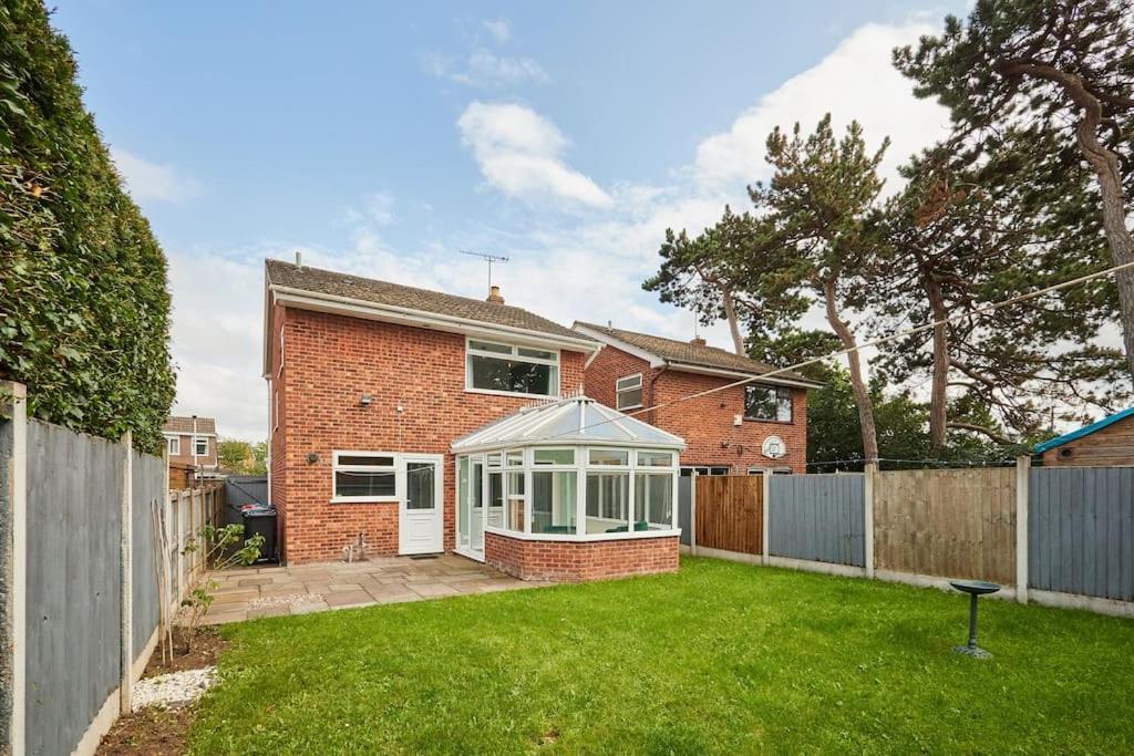 2km To Races! Sleeps 6 By Restfully Apartment Chester
